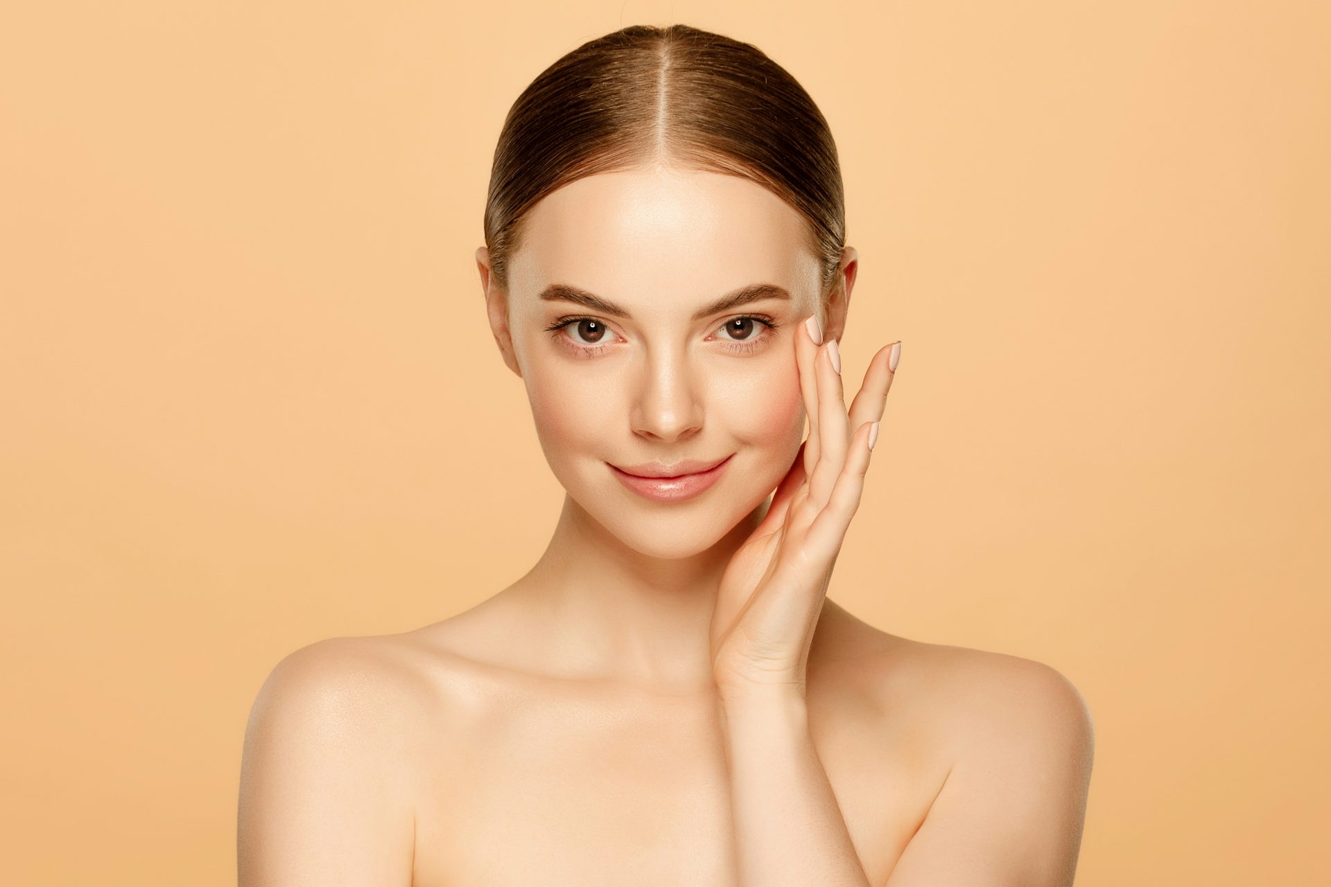 Mujer con piel saludable tocando su rostro